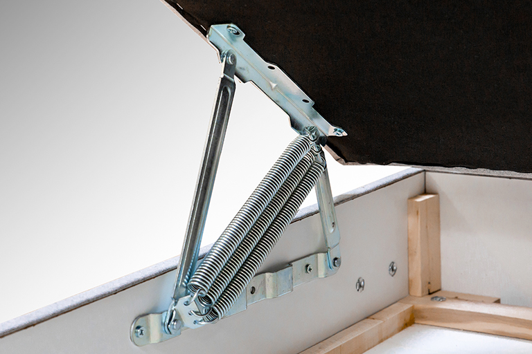 Rugós emelő mechanizmus